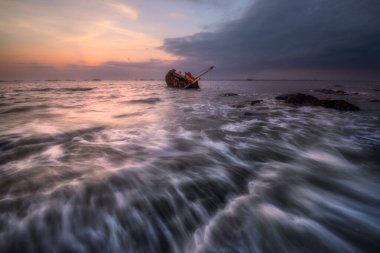 Eski bir gemi enkazı ya da terk edilmiş bir gemi enkazı, terkedilmiş bir tekne, sahilde terk edilmiş bir tezgah ya da Tayland kıyılarında batmış bir gemi..