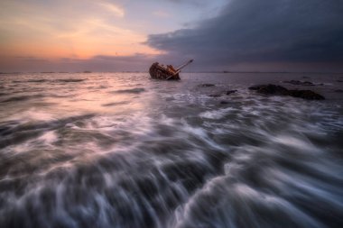 Eski bir gemi enkazı ya da terk edilmiş bir gemi enkazı, terkedilmiş bir tekne, sahilde terk edilmiş bir tezgah ya da Tayland kıyılarında batmış bir gemi..