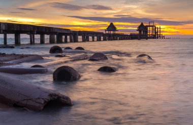 Bağlantı noktası ve günbatımı ormanlık Köprüsü