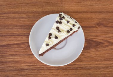 sacher kek üzerine ahşap masa bölümü