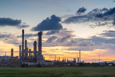 Alacakaranlıkta petrol rafinerisi