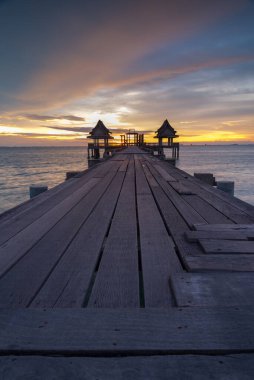 Bağlantı noktası ve günbatımı ormanlık Köprüsü