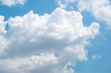 Mavi gökyüzü ve bulutlar