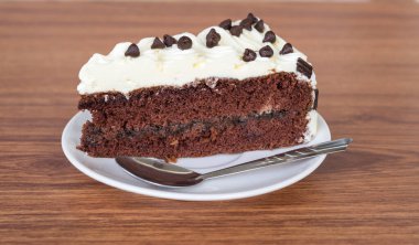 sacher kek üzerine ahşap masa bölümü