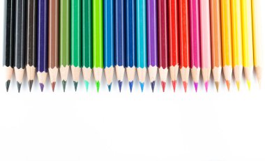 Beyaz arkaplanda izole edilmiş renkli kalemler yakın plan