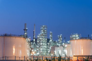 Alacakaranlıkta petrol rafinerisi