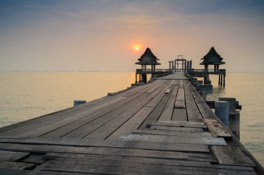 Bağlantı noktası ve günbatımı ormanlık Köprüsü