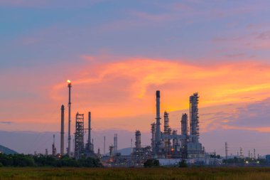 Duman ve mavi gökyüzü olan rafineri fabrikası