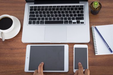 bir bilgisayar tablet tutan eller benim ofiste tabloda smartphone