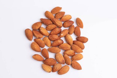 Beyaz üzerine izole edilmiş badem grubu