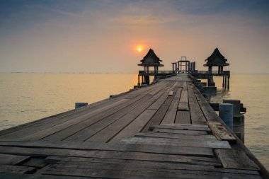 Bağlantı noktası ve günbatımı ormanlık Köprüsü