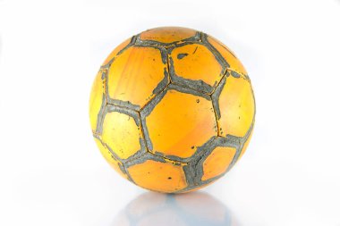 Beyaz bir arka plan üzerinde izole eski futbol