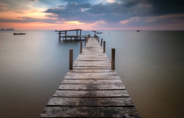 Gün batımında limanda ormanlık Köprüsü.