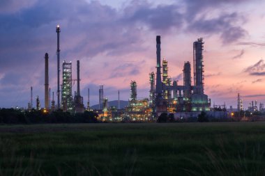 Alacakaranlıkta petrol rafinerisi