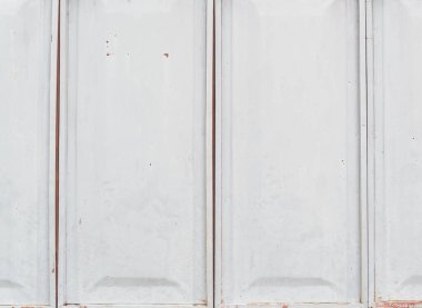 Duvarda dekoratif metal pencere