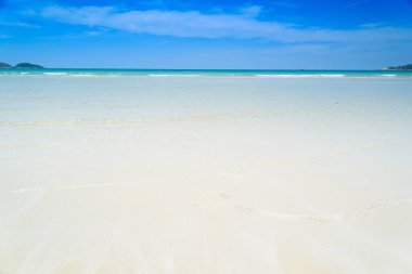 deniz ve mavi gökyüzü