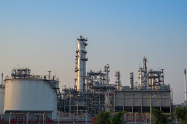 Alacakaranlıkta petrol rafinerisi