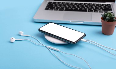 akıllı telefon boş ekran kablosuz şarj üst görünümü