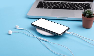 akıllı telefon boş ekran kablosuz şarj üst görünümü