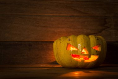 Cadılar Bayramı Balkabağı koyu arka plan üzerinde yakın çekimi