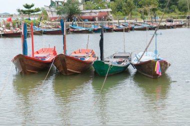 balıkçı tekneleri bir liman