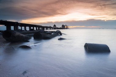 Bağlantı noktası ve günbatımı ormanlık Köprüsü