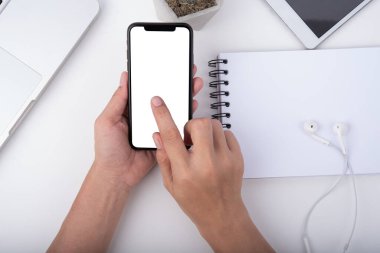Akıllı telefonu tut ve çalışma masasına dokun