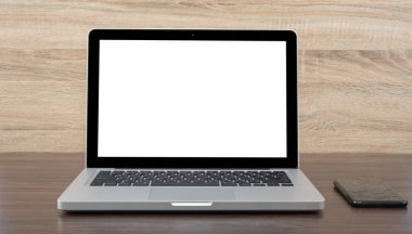 Modern bilgisayar. Ahşap masadaki boş ekranlı laptop.