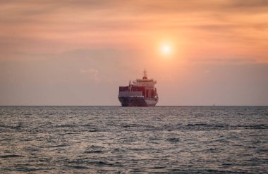 Yük taşıma, nakliye, lojistik ve taşımacılık uluslararası konteyner kargo gemisi ve kargo uçağının okyanusa alacakaranlık gökyüzü, içinde
