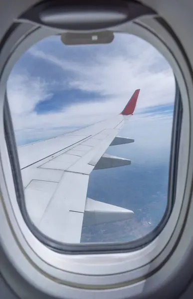 Gökyüzünde uçak kanadı