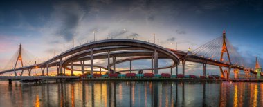 Gün batımında şehir