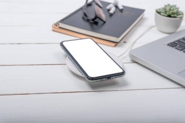 Yeni kablosuz şarj teknolojisiyle şarj ediliyor.