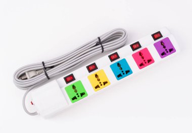 Taşınabilir elektrik priz beyaz bir arka plan üzerinde.