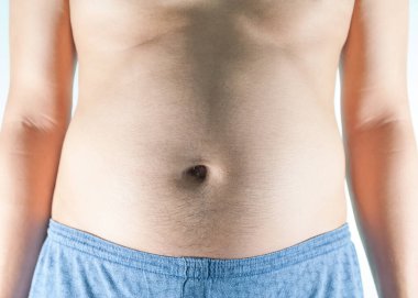 şişman adam beyaz zemin üzerine izole