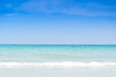 deniz ve mavi gökyüzü