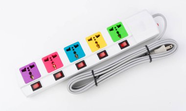 Taşınabilir elektrik priz beyaz bir arka plan üzerinde.
