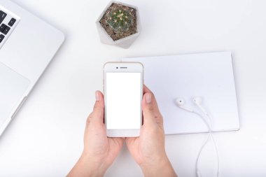 Akıllı telefonu tut ve çalışma masasına dokun
