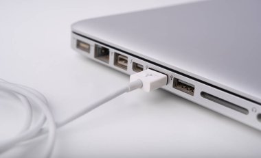 usb kablosu Laptop 'a bağlanıyor. Beyazda izole et