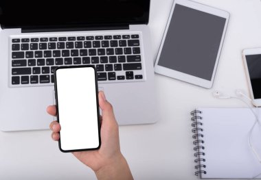 Akıllı telefonu tut ve çalışma masasına dokun