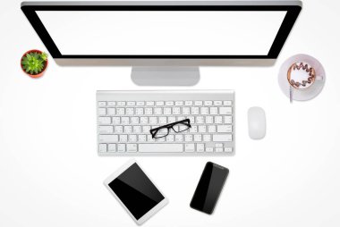 Dizüstü bilgisayar ile bir bilgisayar ve kahve siyah perde smartphone ile modern beyaz ofis resepsiyon masası. Üstten görünüm kopya alanı, düz ile yatıyordu.