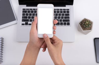 telefon mobil ve beyaz arka plan üzerinde izole ekran dokunaklı tutan el