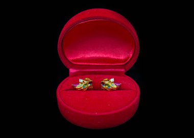 Küpe takı Hediyelik kırmızı kutusunda siyah arka plan üzerine