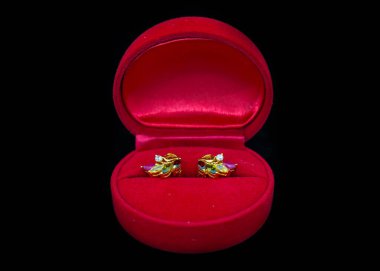 Küpe takı Hediyelik kırmızı kutusunda siyah arka plan üzerine