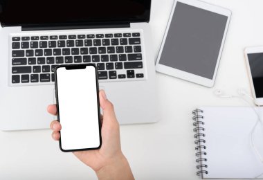 Akıllı telefonu tut ve çalışma masasına dokun