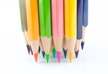 Beyaz arkaplanda izole edilmiş renkli kalemler yakın plan