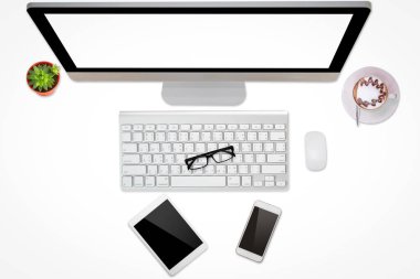 Dizüstü bilgisayar ile bir bilgisayar ve kahve siyah perde smartphone ile modern beyaz ofis resepsiyon masası. Üstten görünüm kopya alanı, düz ile yatıyordu.