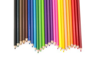 Beyaz arkaplanda izole edilmiş renkli kalemler