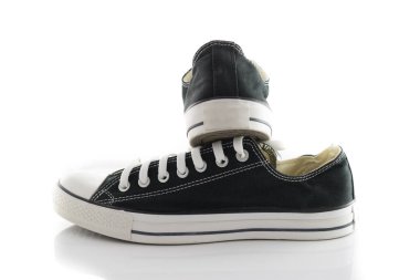 Beyaz arka planda siyah, kalın kumaşlı spor ayakkabıları giyen erkekler için uygun..