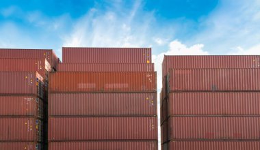 Kargo konteyner intermodal bahçesinde yığını