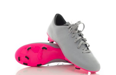 Gri deri futbol ayakkabıları, futbol bot çifti. Futbol çizme, beyaz arka plan üzerinde izole